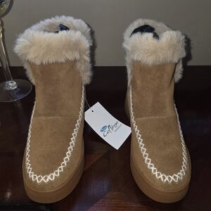 NWT Cozy Tan Fur-Lined Boots